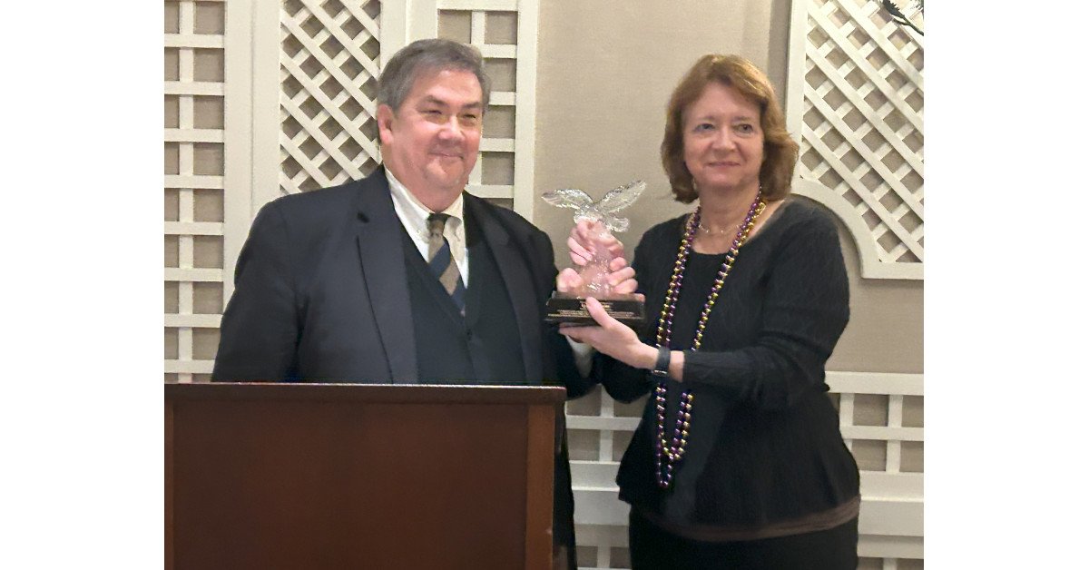 Owners’ Counsel of America Awards the Crystal Eagle to Professor Lynda Butler